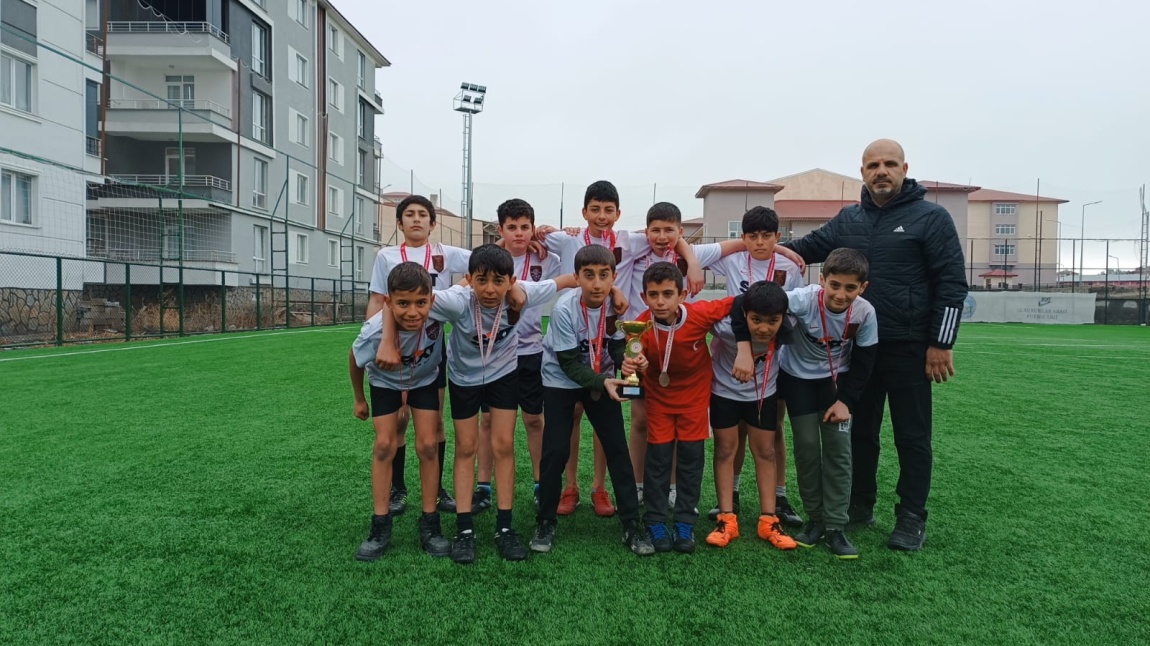 Okulumuzun Futbol Takımı, Küçükler Futbol Turnuvası'nda İl Üçüncüsü Olmuştur. 